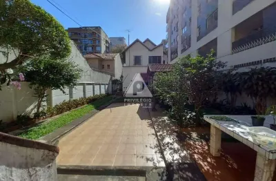 Jardim botânico, casa com 3 quartos, lavanderia, quintal, canil, garagem para 7 carros.