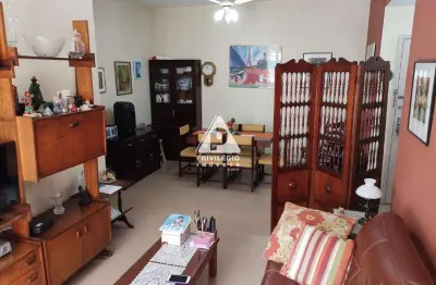 2 quartos, dependência completa, 1 vaga na garagem, salão de festas e portaria 24 horas.