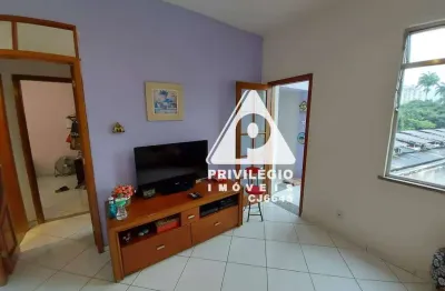 Apartamento de 2 quartos, varanda, dependência, área de serviço