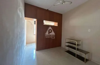 Conjugado reformado na gloria, dividido em dois ambientes, prédio familiar