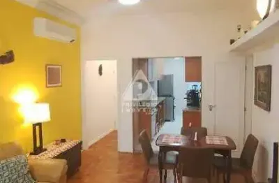 Apartamento todo reformado, frente, em rua nobre no leme a dois passos da praia!