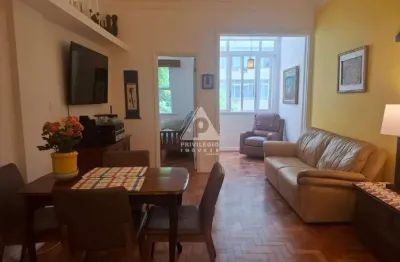 Apartamento todo reformado, frente, em rua nobre no leme a dois passos da praia!
