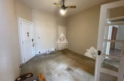 Apartamento de 2 quarto, claro e arejado – ideal para morar ou investir!