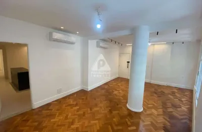 Apartamento com 120m² no posto 5 de copacabana. 3 quartos, suíte, 3 banheiros ao total. 1 vaga na escritura!