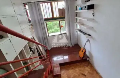 Conjugado tipo Studio na Glória próximo ao metrô estação com mezanino. de frente, vista livre. banheiro com banheira e espaço para máquina de lavar.