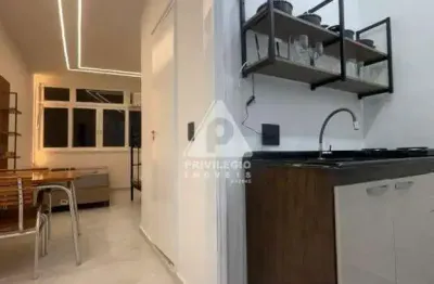 Sofisticação e praticidade: unidade totalmente reformada, luxo