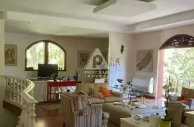 Casa residencial na gávea - 810 m², 3 vagas, 5 quartos, 5 suítes, 1 lavabo e 2 banheiros sociais. mobiliada