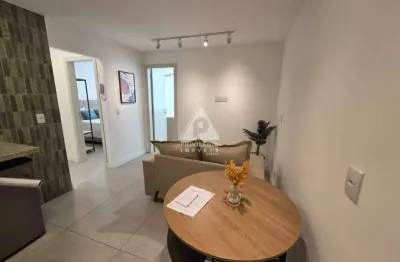 Apartamento, 40m2, 2 quartos, andar alto, reformado e mobiliado, prédo misto no centro do Rio pensado para airbnb