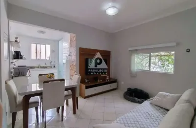 Privilégio imóveis vende excelente apartamento no Posto 4 de Copacabana, com 02 quartos, vista verde e pronto para morar.