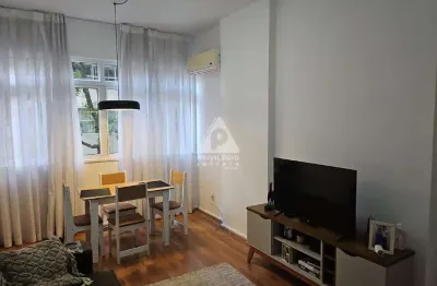Apartamento em Copacabana: 2 Quartos + Dependência, Silencioso e Próximo ao Metrô