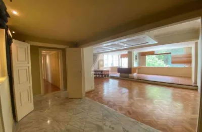 Copacabana! Legítimo 4 quartos com varanda e 1 vaga na escritura! 190m²