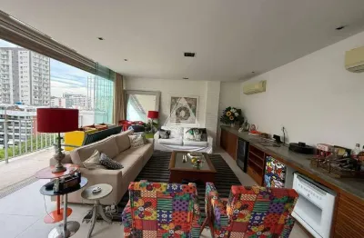 Original 3 quartos sendo 1 suite, 2 vagas, infraestutura completa, reformado, closet, painel solar.