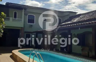 Vendo lindíssima casa rústica estilo fazenda, aconchegante e com edícula ao fundo em 2 pavimentos.