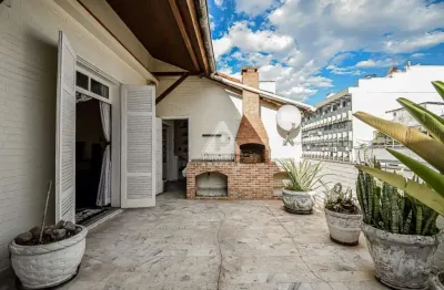 Cobertura duplex com churrasqueira e vista mar e vaga em copacabana