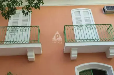 Casarão na urca de 5 quartos com espaço para 2 carros, não tombada!!!!