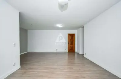 Apartamento à venda em laranjeiras reformado 3 quartos com varanda e vaga.