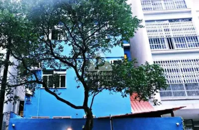 Em uma rua arborizada em meio a cafés e bares de copacabana, este hostel fica a 8 minutos a pé da praia , a 4 km do teleférico do pão de açucar!!