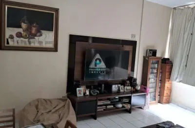 Apartamento com sala ampla, 2 quartos e vaga de garagem, próximo ao metrô cantagalo em copacabana.