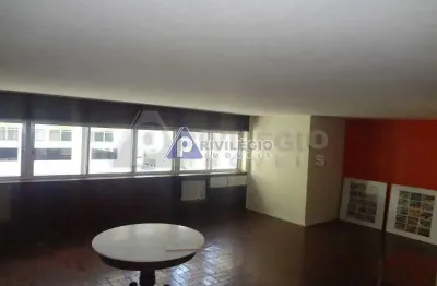 3 quartos banheiro social grande a venda no posto 6 em copacabana!