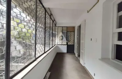 Salão, 4 quartos, 2 varandas internas, 2 banheiros sociais, 2 dependenciais completas e uma vaga de garagem escriturada em prédio tradicional em cop