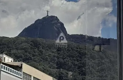 Apartamento 2 quartos dependência completa vaga garagem claro arejado rua arborizada tranquila localização privilegiada.