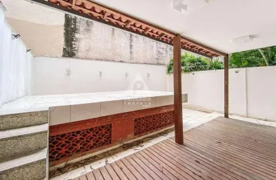 Garden refromado espaçoso com duas áreas externas em copacabana