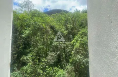 Apartamento a venda 2 quartos em copacabana, próximo ao metrô, à praia e a todo o comércio da região.