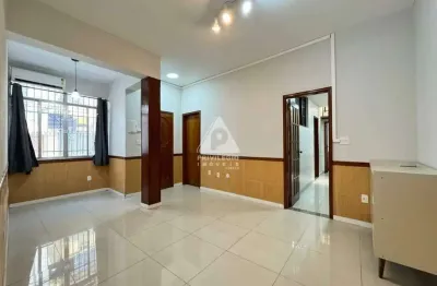 Apartamento em típico predinho charmoso na urca - 2 quartos no térreo.