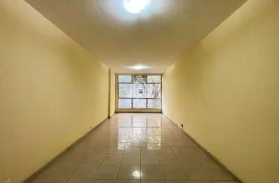 Excelente duplex com sala ampla, três amplos quartos todos com armários embutidos sendo um suíte e 2 vagas de garagem