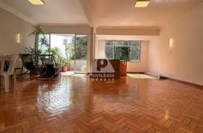 Copacabana! 4 Quartos com varanda e 1 vaga na escritura! Vista para o verde. 190m²