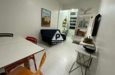 Sala e quarto reformado, quadra da praia, vista pão de açúcar.