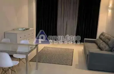 Excelente apartamento reformado, próximo ao mar de copacabana