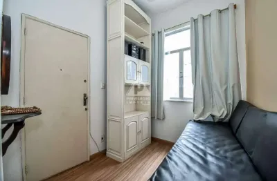 Copacabana: sol da manhã e porteira fechada a passos do metrô!