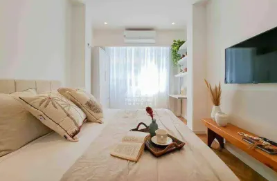 Conjugado todo reformado e mobiliado com vista lateral da praia.