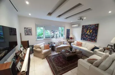 Casa duplex em condomínio fechado, 4 quartos, suíte, varanda e vaga de garagem, jardim botânico - rj