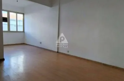 Oportunidade em copacabana -- uma quadra da praia -- 03 quartos, com dependência completa no posto 2.