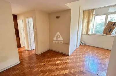 Exelente três quartos com dependência completa, no coração de copacabana.