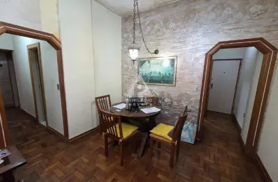 Confortável apartamento de fundos, com 87m². ampla sala, 3 quartos, cozinha, copa-cozinha, 2 banheiros, área externa e dce.