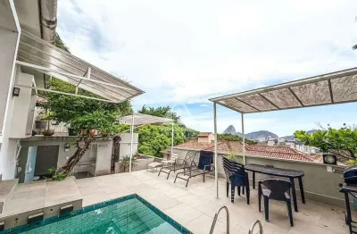 Casa em Laranjeiras: 4 Quartos, Piscina e Vista Deslumbrante para a Floresta e o Mar