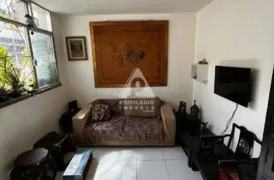 Apartamento duplex de 3 quartos no leblon: cozinha com cooktop e dependência completa