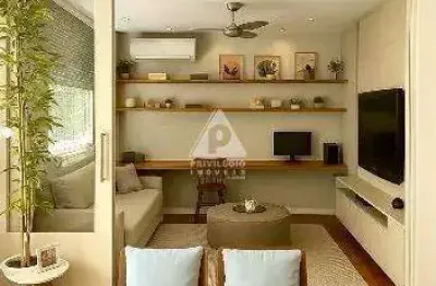 Apartamento de 2 quartos no leblon: reformado e decorado em rua nobre