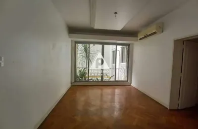Apartamento em ipanema: 3 quartos, 180m², 1 vaga e a 1 quadra da praia