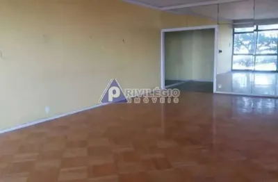 Apartamento de 230m² em ipanema: 3 quartos, vaga de garagem e vista frontal para o mar