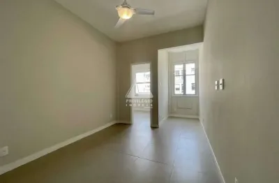Apartamento em copacabana: 1 quarto, vista lateral mar e isento de iptu