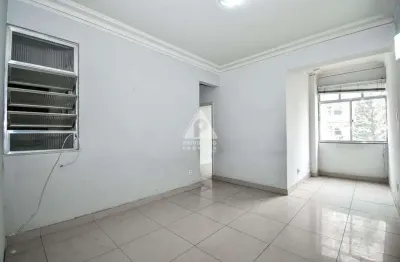 Apartamento em copacabana: 1 quarto com dependência e perto da praia