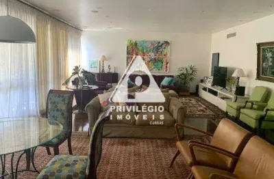 Apartamento em andar privativo: 4 quartos, 2 suítes e 3 vagas em ipanema