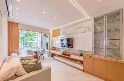 Belíssimo apartamento todo reformado e decorado, composto por 03 quartos com suíte e móveis planejados em todos os ambientes.