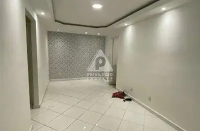 Apartamento 02 quartos com armários planejados cercado de verde em um condomínio com iinfra estrutura total.