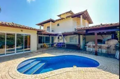 Belíssima casa duplex em búzios com 04 suítes, decorada e mobiliada entre a rua das pedras e a praia da ferradura, dentro de condomínio.