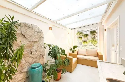 Leblon: Apartamento Reformado com Área Externa, 3 Quartos (Suíte) e Vaga na João Lira